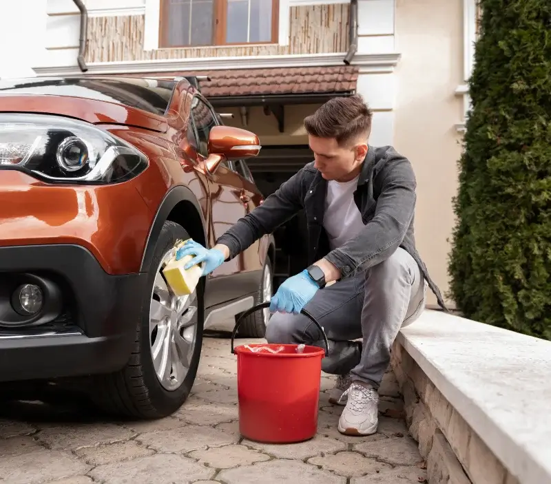 Lavage auto à domicile Fromeréville-les-Vallons : professionnel intervenant sur un véhicule
